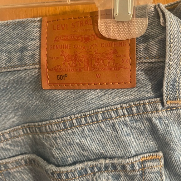 Levi’s 501 Light-wash Shorts - Picture 4 of 6